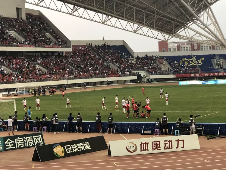 米兰体育官网-Ming重返赛场，晋级下一阶段首场状态出色，西班牙队观众沸腾！